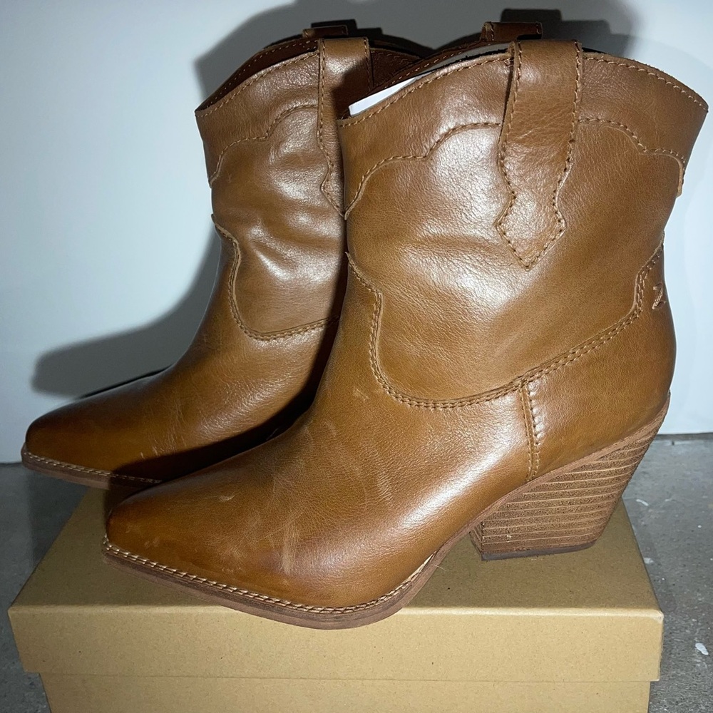 Zodiac Women's Roslyn Pointed Toe Western
Booties